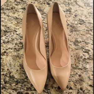 ISOLA nude pump sz 7